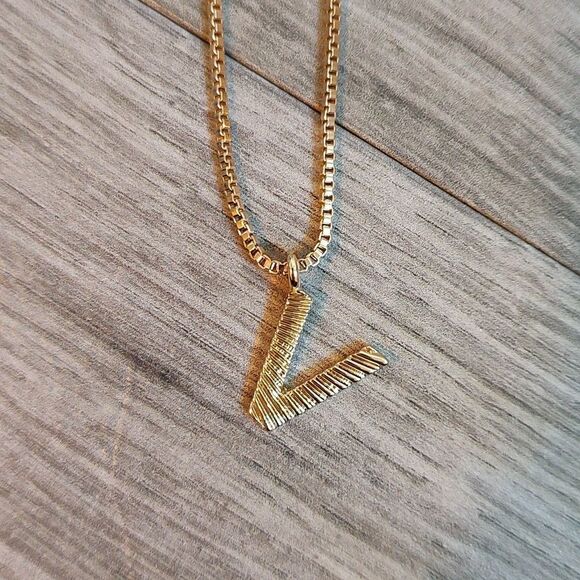 Ricki's New With Tag Gold Monogram Letter V Necklace - Picture 4 of 7